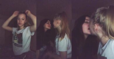 Teen girls - First lesbian kiss experience