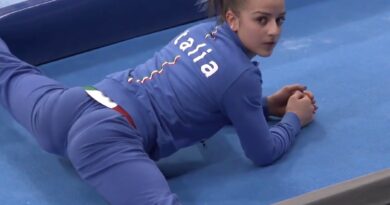 Italian ASS OLYMPIC Girl GAMES TOKYO she discovers that they are filming her ass Porn video