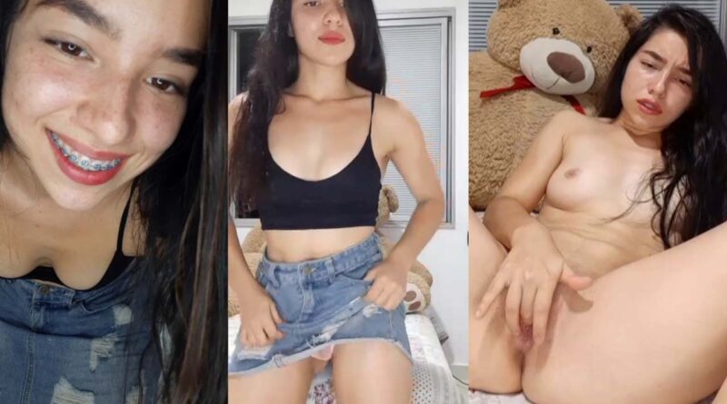 Latina girl with beautiful smile strips and masturbates PORN AMATEUR 2023