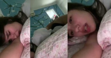 CUTE TEEN GIRL MASTURBATES WITH A COMB AND MAKES FACES OF PLEASURE