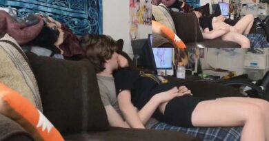 American teen with her boyfriend on the couch PORN AMATEUR