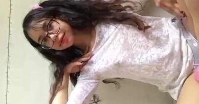 Nerdy girl with glasses is a little horny PORN AMATEUR