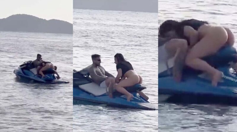 Tourists - Woman caught giving a blowjob on a boat
